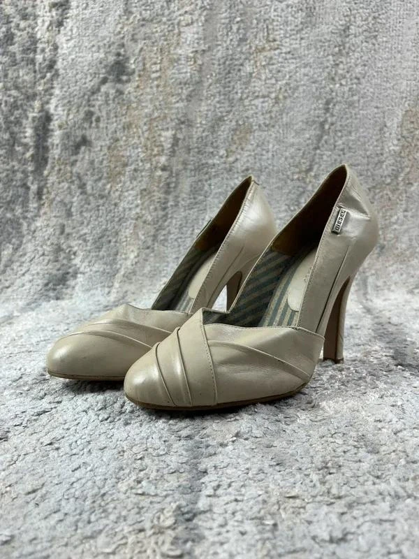 Sapatos de salto alto Diesel em pele bege